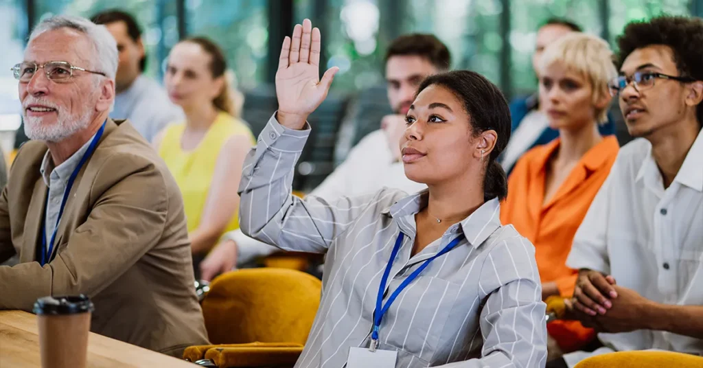 Descubra os principais desafios enfrentados pelo associativismo no Brasil e como superá-los através de formação e planejamento estratégico.